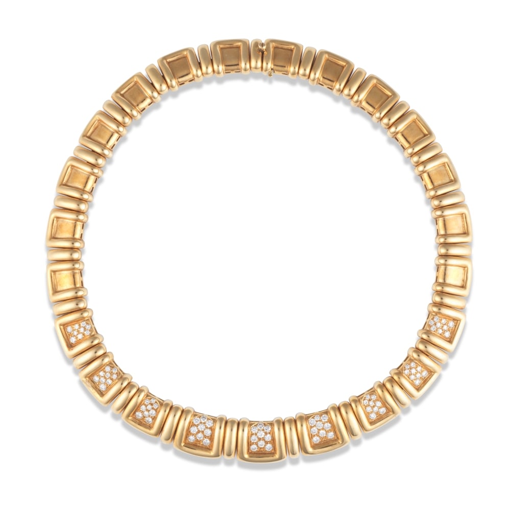 COLLIER DIAMANTS: COLLIER DIAMANTS Formant une succession de maillons géométriques en or jaune, partiellement sertis de diamants de taille brillant, poinçon français d'import pour l'or 18K (750 R
