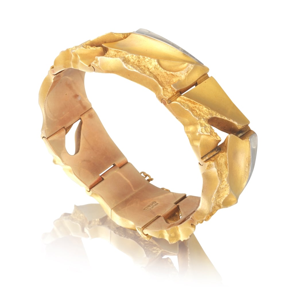 BJÖRN WECKSTRÖM: BRACELET EN OR ET PLATINE: BJÖRN WECKSTRÖM: BRACELET EN OR ET PLATINE Composé d'une succession de maillons abstraits de forme rectangulaire en or jaune texturé et en platine, poinçons français d'im