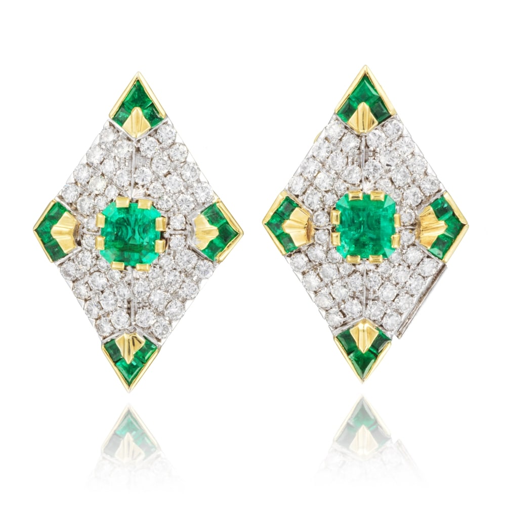 PAIRE DE BOUCLES D'OREILLES EMERAUDES ET DIAMANTS: PAIRE DE BOUCLES D'OREILLES EMERAUDES ET DIAMANTS Chacune formant un losange pavé de diamants de taille brillant, accentuée d'une émeraude rectangulaire à pans coupés et d'