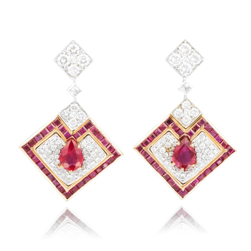 BOUCLES D'OREILLES RUBIS ET DIAMANTS: BOUCLES D'OREILLES RUBIS ET DIAMANTS Chacune formant un motif géométrique, sertie de diamants de taille brillant, centrée d'un rubis de forme poire et accentuée de rubis calibr