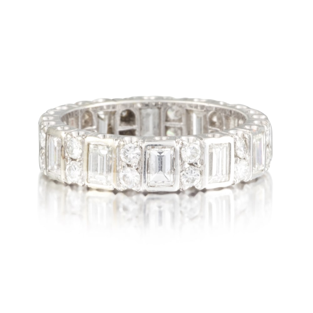 ALLIANCE AMÉRICAINE DIAMANTS: ALLIANCE AMÉRICAINE DIAMANTS L'anneau en or blanc serti sur l'ensemble de diamants de taille brillant et de taille baguette, testée pour l'or 18K (750 ‰), tour de doigt 52, poids brut