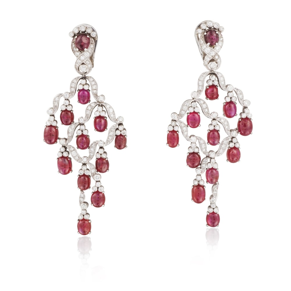 PAIRE DE BOUCLES D'OREILLES RUBIS ET DIAMANTS: PAIRE DE BOUCLES D'OREILLES RUBIS ET DIAMANTS Chacune ornée de cabochons de rubis et de diamants de taille brillant, poinçons français d'import pour l'or 14K (585 ‰), longueur 7.9