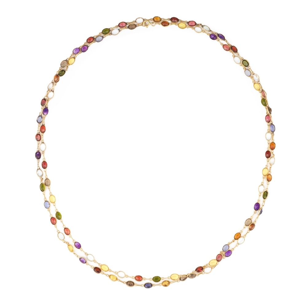 SAUTOIR PIERRES DE COULEUR ET VERRE: SAUTOIR PIERRES DE COULEUR ET VERRE Composé d'une succession de pierres de couleurs de forme ovale, incluant améthyste, citrine, iolite, grenat, quartz fumé, cristal de roche et verre,