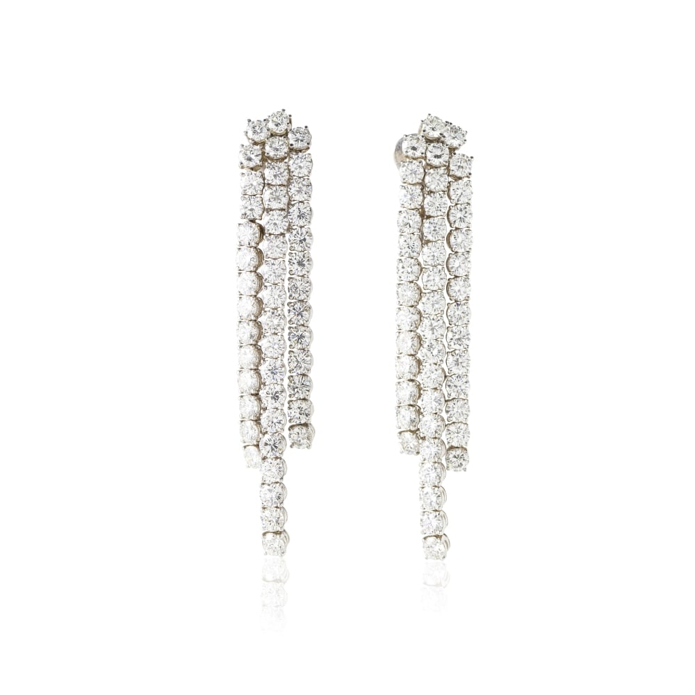 PAIRE DE BOUCLES D'OREILLES DIAMANTS: PAIRE DE BOUCLES D'OREILLES DIAMANTS Chacune sertie sur l'ensemble de diamants de taille brillant, sur une monture articulée en or blanc, poinçons français d'import pour l'or 18K (750 &