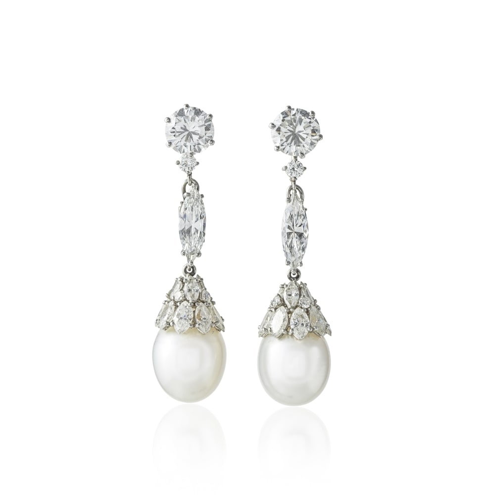 PAIRE DE BOUCLES D'OREILLES À TRANSFORMATION PERLES DE CULTURE ET DIAMANTS: PAIRE DE BOUCLES D'OREILLES À TRANSFORMATION PERLES DE CULTURE ET DIAMANTS Chacune sertie d'un diamant de taille brillant, retenant un élément amovible décoré d'une perle de c