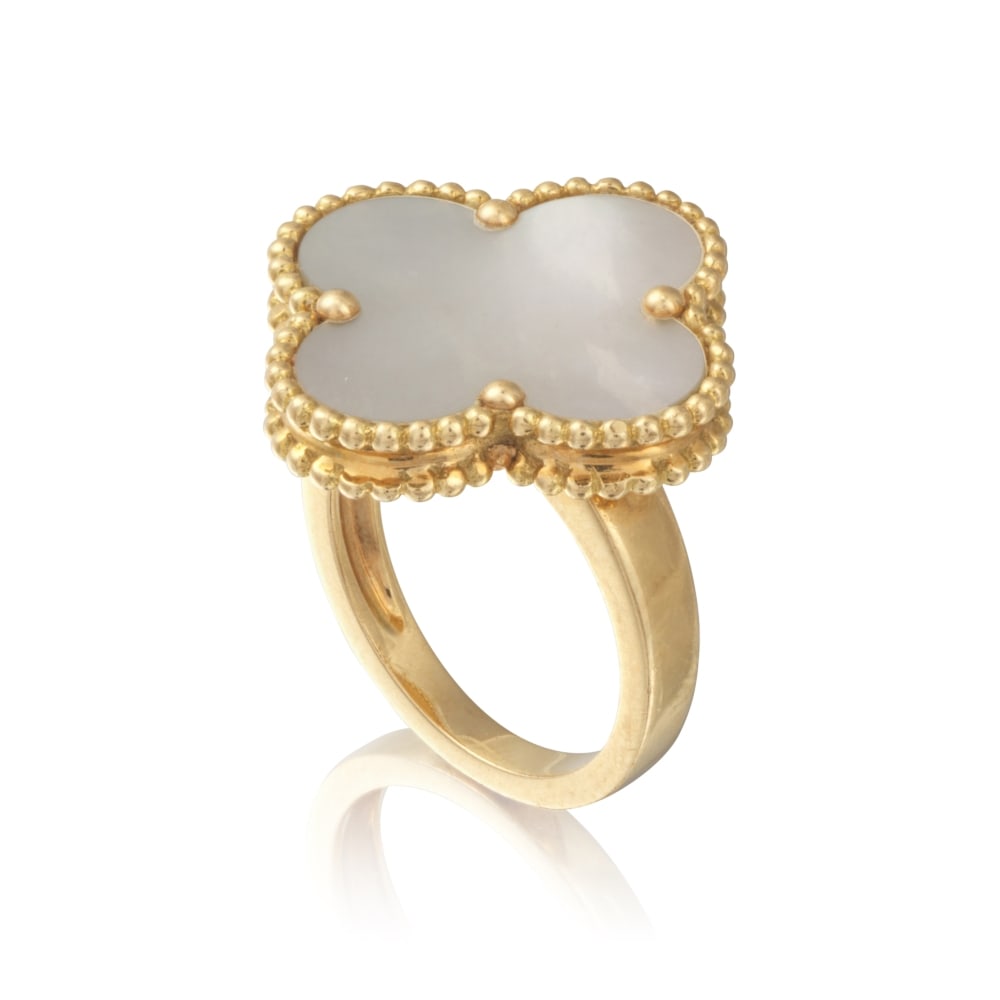 VAN CLEEF & ARPELS: BAGUE 'ALHAMBRA' NACRE (1 of 1)