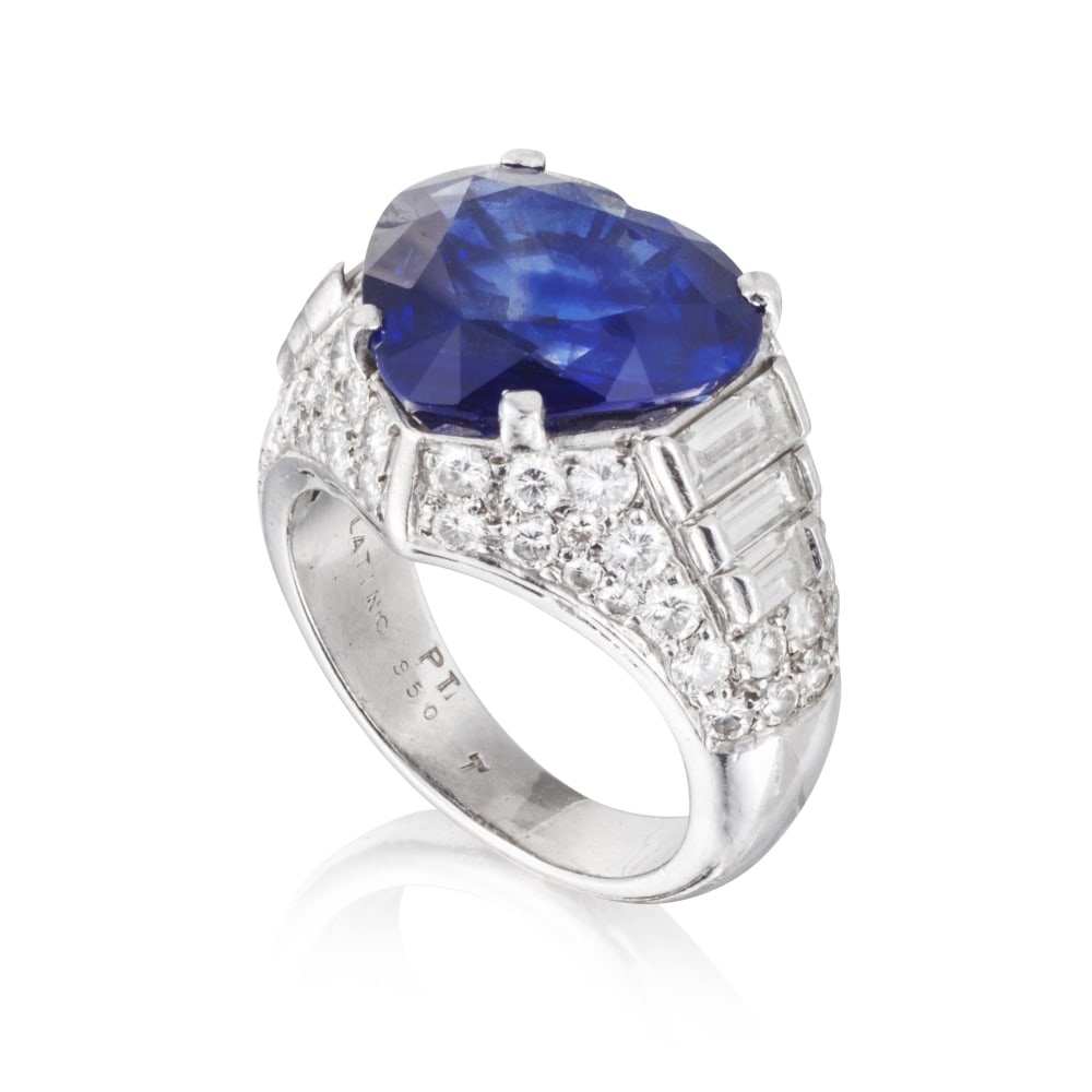 BAGUE SAPHIR ET DIAMANTS: BAGUE SAPHIR ET DIAMANTS Ornée au centre d'un saphir en forme de coeur pesant 6.64 carats dans un entourage de diamants de taille brillant et de taille baguette, poinçon français d'impo