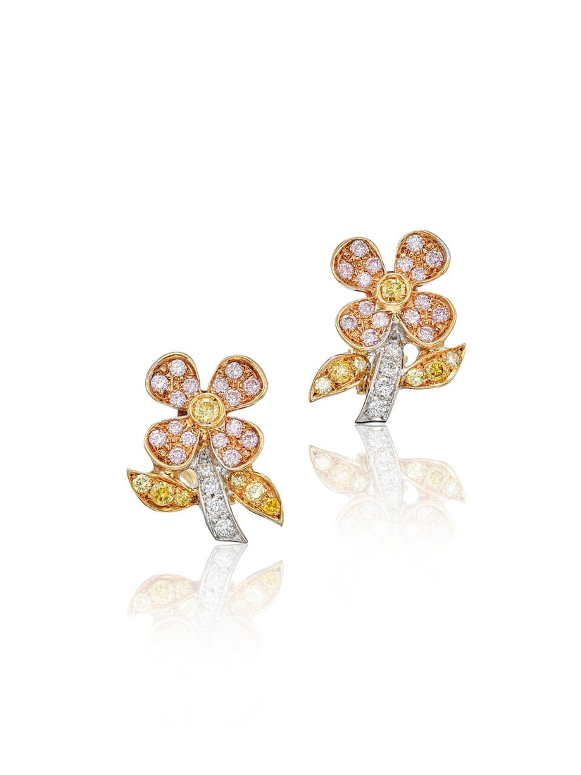 PAIR OF COLOURED DIAMOND AND DIAMOND 'FLOWER' EARCLIPS: PAIR OF COLOURED DIAMOND AND DIAMOND 'FLOWER' EARCLIPS 彩色鑽石配鑽石耳夾 Coloured diamonds and diamonds: approx. 1.30cts Metal: 18 karat white