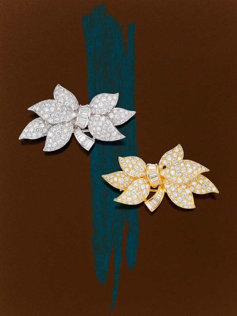 PAIR OF BICOLOURED GOLD AND DIAMOND 'BOW' BROOCHES: PAIR OF BICOLOURED GOLD AND DIAMOND 'BOW' BROOCHES 鑽石「蝴蝶結」別針一對 Diamonds: approx. 11.80cts Metal: 18 karat white and yellow