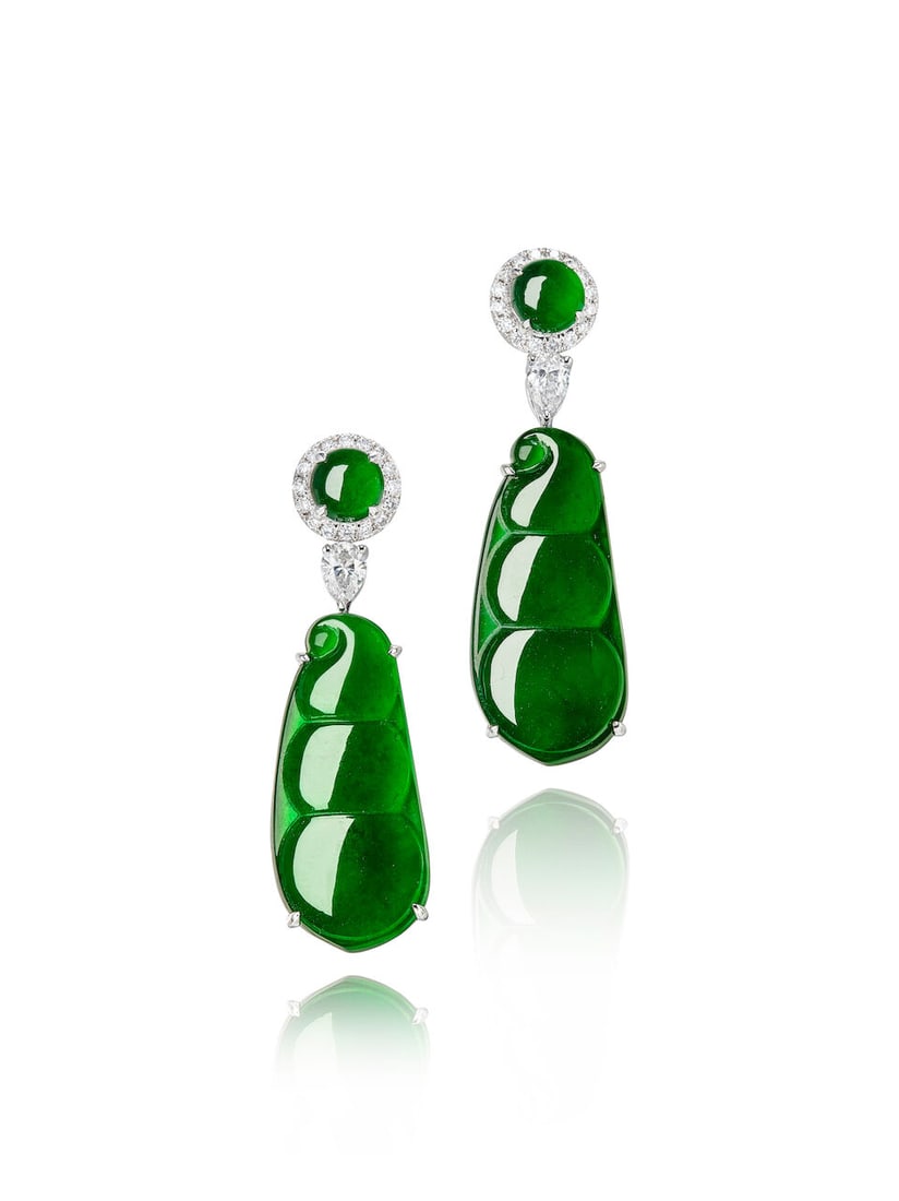 PAIR OF JADEITE AND DIAMOND 'PEAPOD' PENDENT EARRINGS: PAIR OF JADEITE AND DIAMOND 'PEAPOD' PENDENT EARRINGS 天然翡翠配鑽石「福豆」吊墜耳環 Certificate: HKJSL, selec