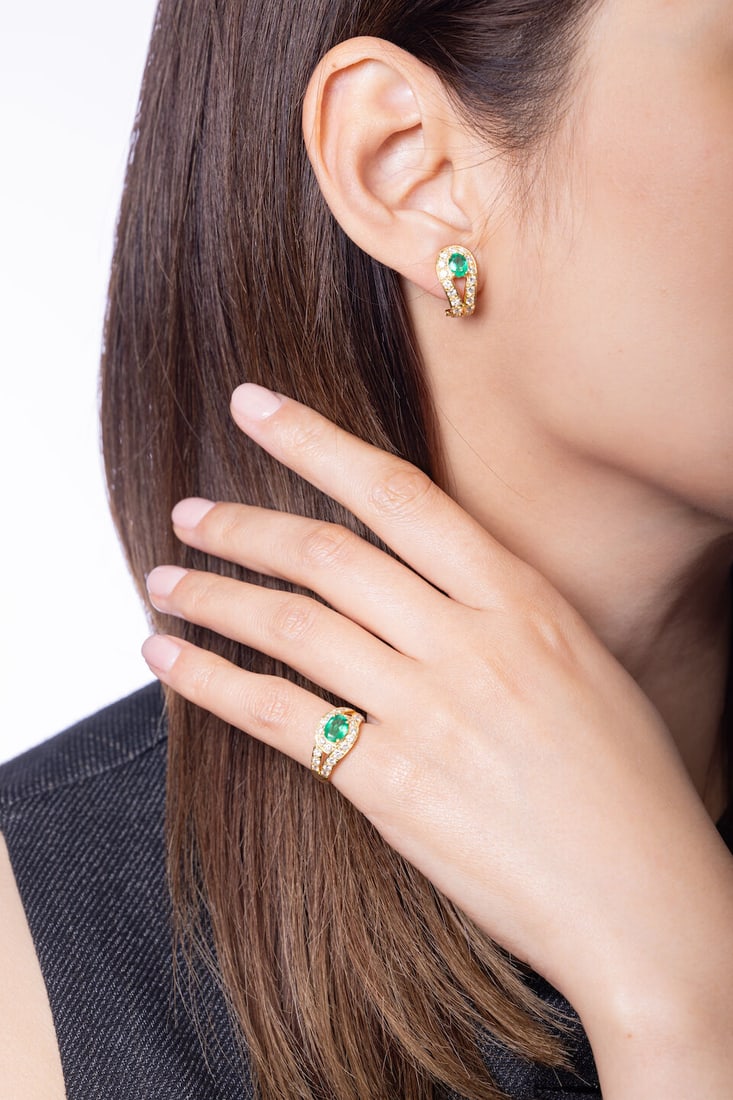 EMERALD AND DIAMOND RING AND EARRING SET, AND PAIR OF DIAMOND 'FLOWER' EARRINGS (3) - 2