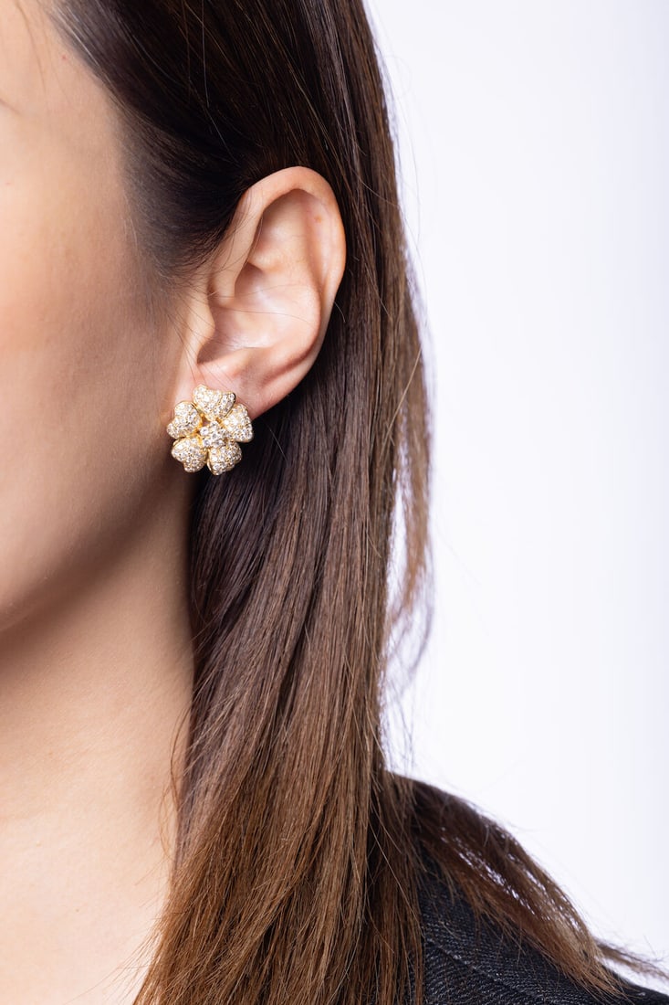 EMERALD AND DIAMOND RING AND EARRING SET, AND PAIR OF DIAMOND 'FLOWER' EARRINGS (3) - 3