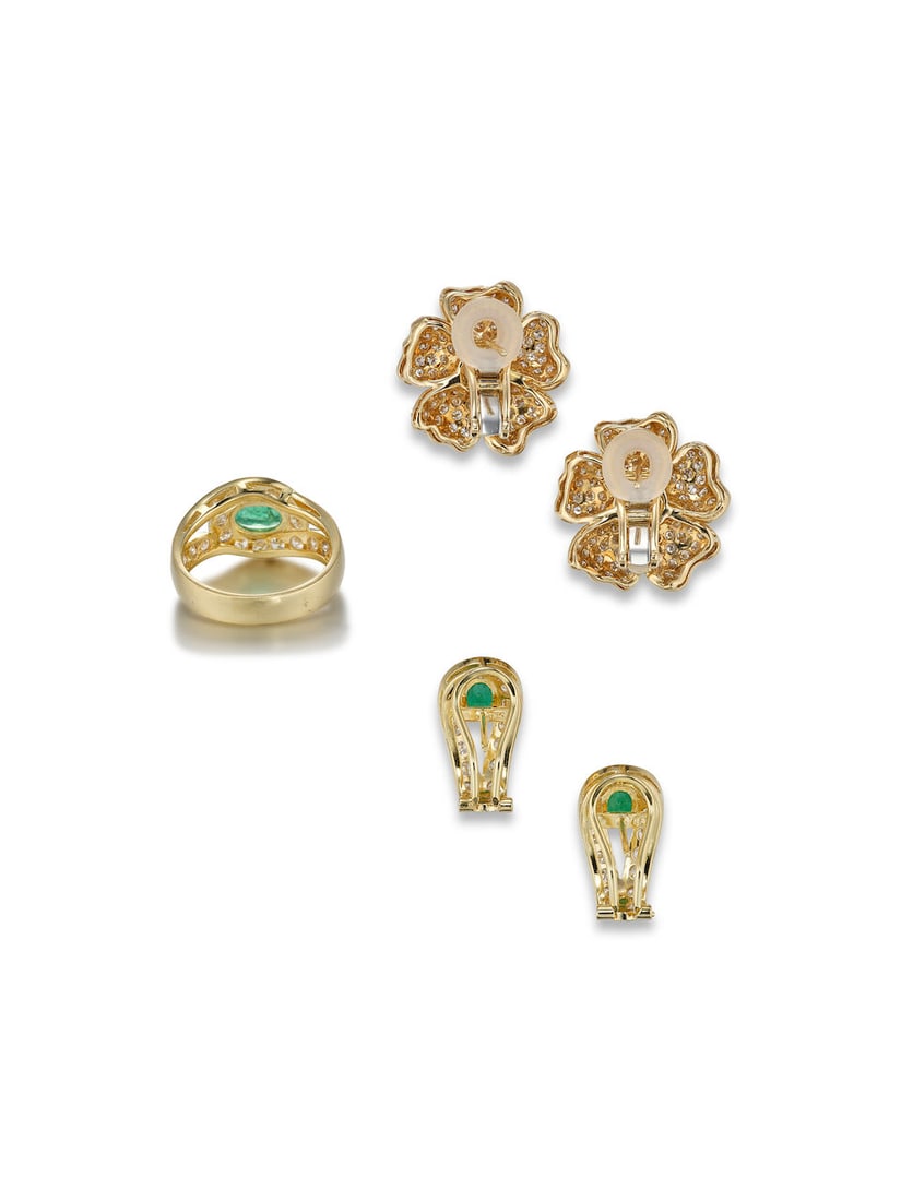 EMERALD AND DIAMOND RING AND EARRING SET, AND PAIR OF DIAMOND 'FLOWER' EARRINGS (3) - 4