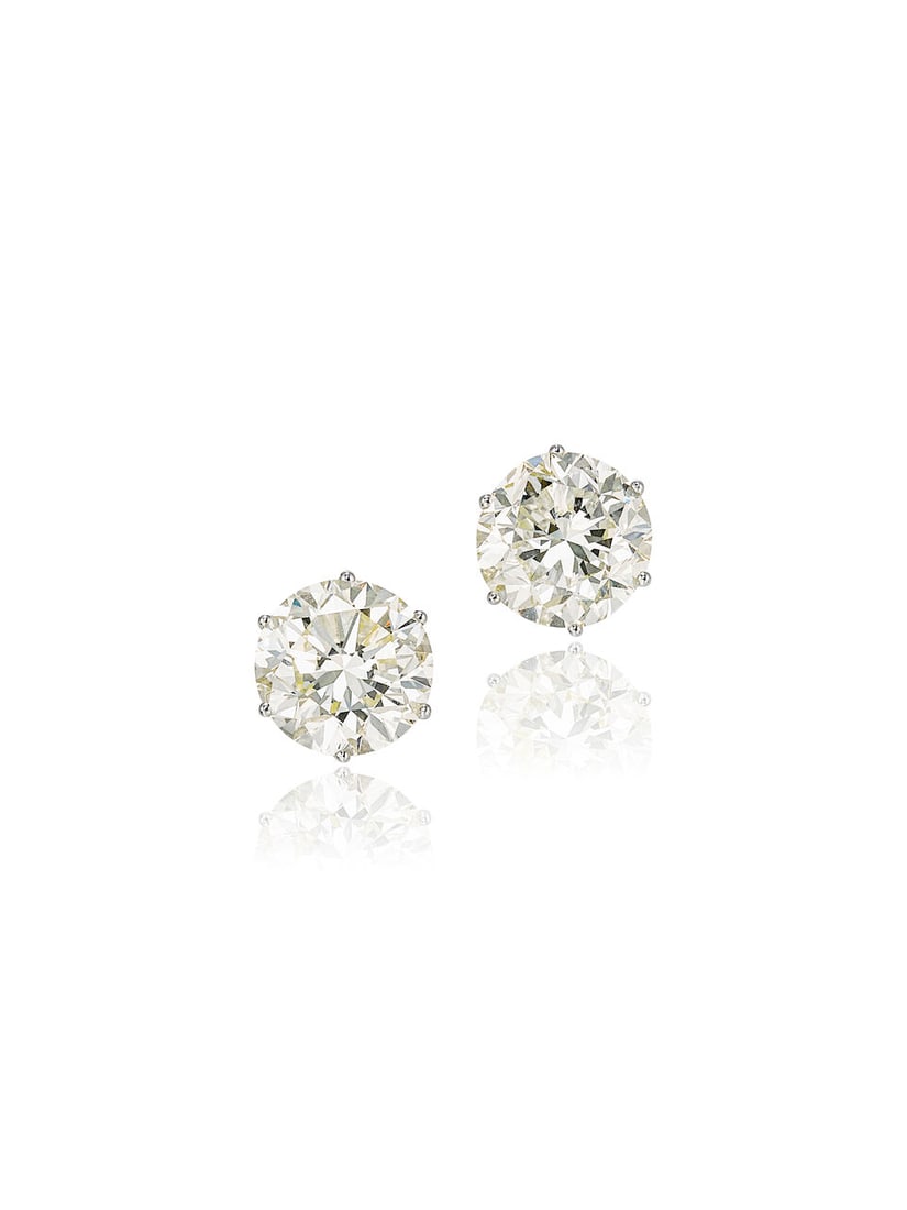 PAIR OF DIAMOND EARSTUDS: PAIR OF DIAMOND EARSTUDS 3.22克拉S至T色VS2淨度及3.15克拉Q至R色VS1淨度鑽石耳環 Certificates: 2