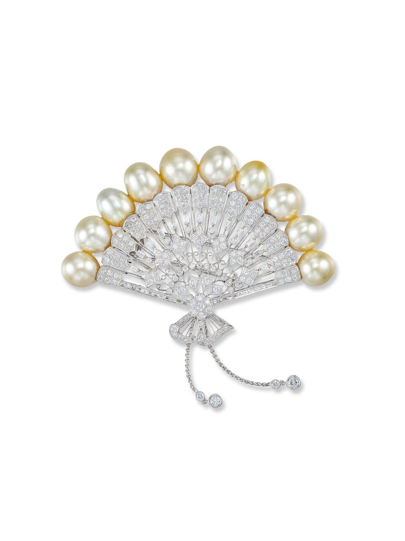 GOLDEN CULTURED PEARL AND DIAMOND 'FAN' BROOCH: GOLDEN CULTURED PEARL AND DIAMOND 'FAN' BROOCH 金色養殖珍珠配鑽石「扇」別針 Cultured pearls: approx. 11.15 x 12.80 t