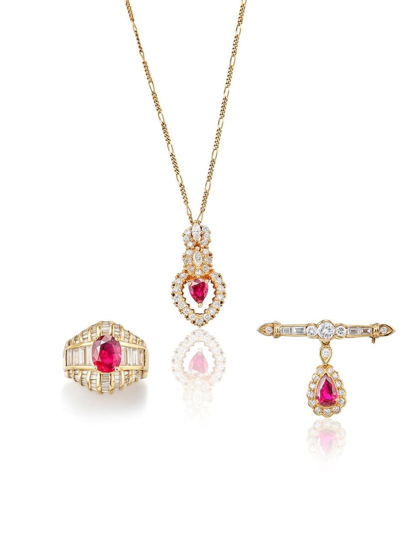 GROUP OF GEM-SET AND DIAMOND JEWELLERY (3): GROUP OF GEM-SET AND DIAMOND JEWELLERY 彩色寶石配鑽石戒指、別針及吊墜項鍊 Rubies: approx.