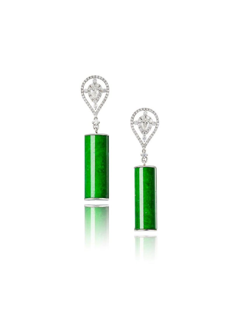 PAIR OF JADEITE AND DIAMOND PENDENT EARRINGS: PAIR OF JADEITE AND DIAMOND PENDENT EARRINGS 天然翡翠配鑽石「玉柱」吊墜耳環 Certificate: GIA, selected jadeite