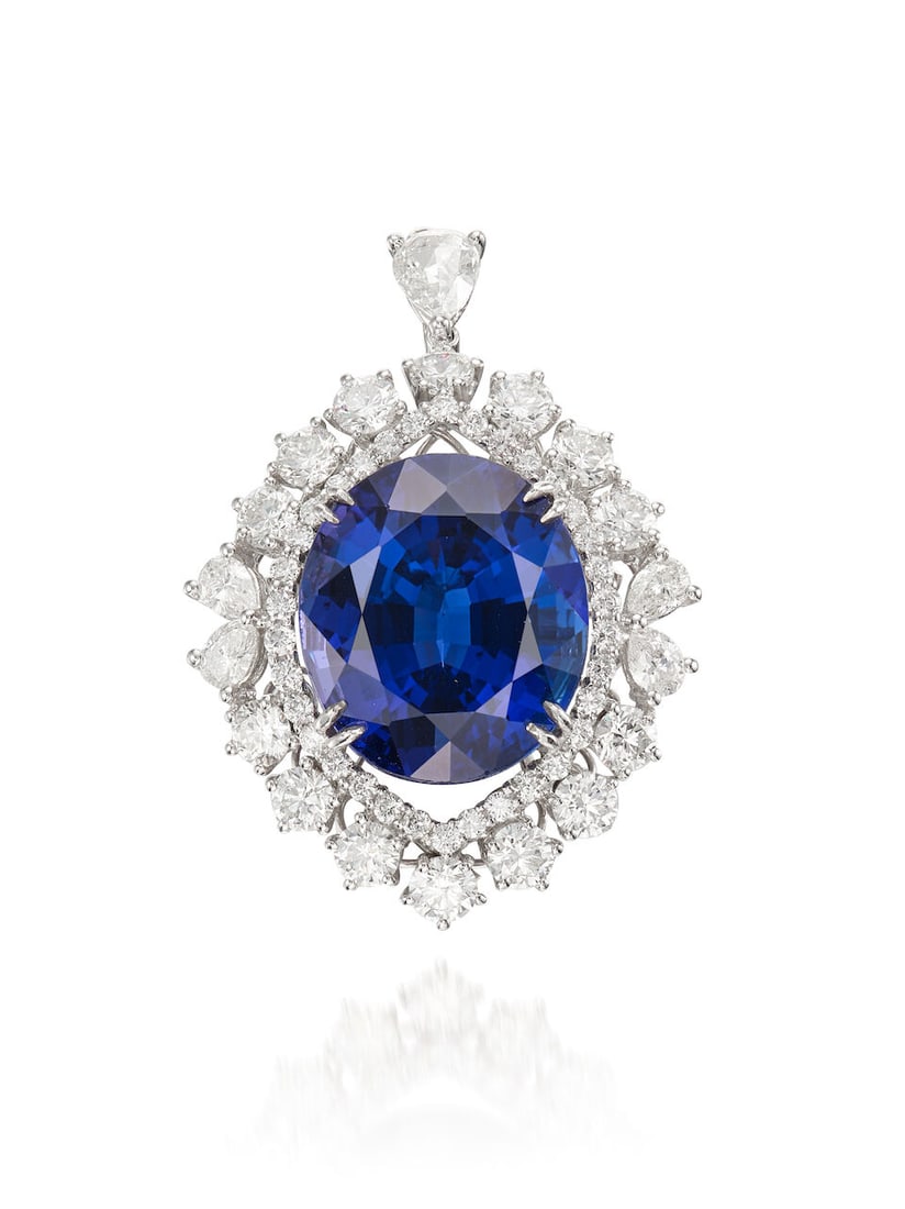 TANZANITE AND DIAMOND PENDANT: TANZANITE AND DIAMOND PENDANT 坦桑石配鑽石吊墜 Tanzanite: approx. 17.00cts Diamonds: approx. 1.30cts Metal: 10 karat white gold Dimensions: 3.5 x