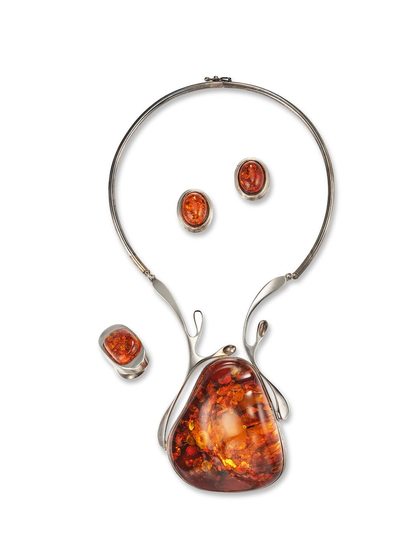 AMBER AND STERLING SILVER SUITE (3): AMBER AND STERLING SILVER SUITE 純銀配琥珀項鍊、耳夾及戒指套裝 Certificate: Bellerophon, amber, natural,