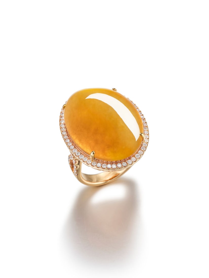 YELLOW JADEITE AND DIAMOND RING: YELLOW JADEITE AND DIAMOND RING 天然黃色翡翠配鑽石戒指 Certificate: HKKJJL, jadeite, natural, type A (SC249376,
