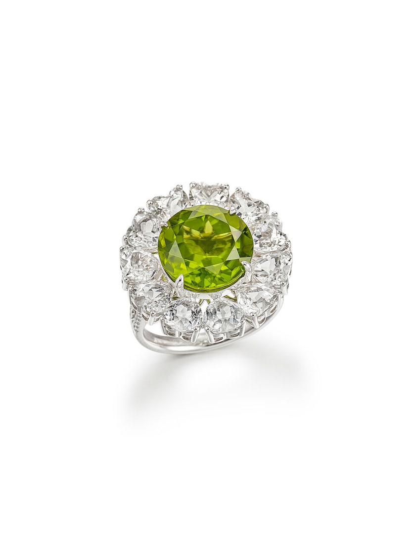 PERIDOT, TOPAZ AND DIAMOND RING: PERIDOT, TOPAZ AND DIAMOND RING 橄欖石配托帕石及鑽石戒指 Peridot: stamped 6.62cts Topazes: stamped 6.53cts Metal: 18 karat white