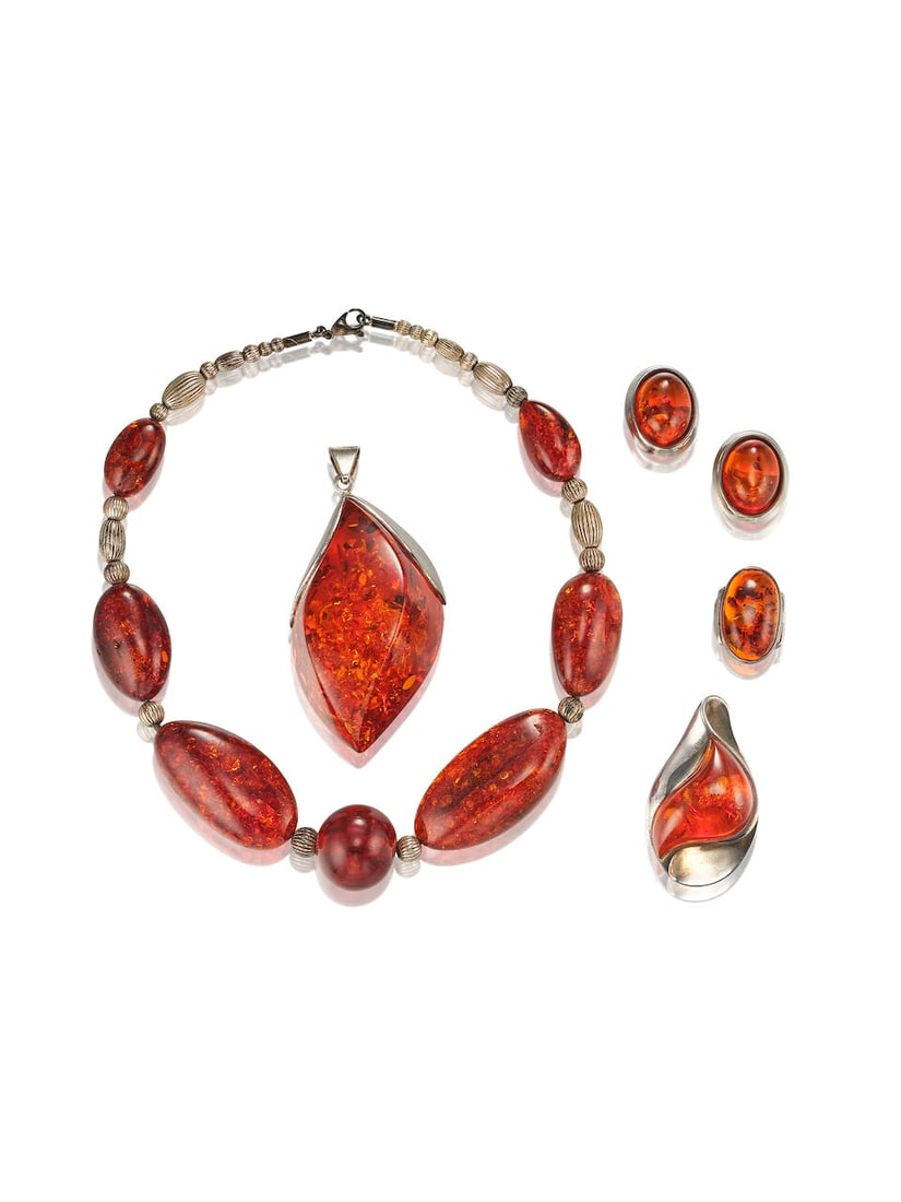 GROUP OF AMBER AND STERLING SILVER JEWELLERY (5): GROUP OF AMBER AND STERLING SILVER