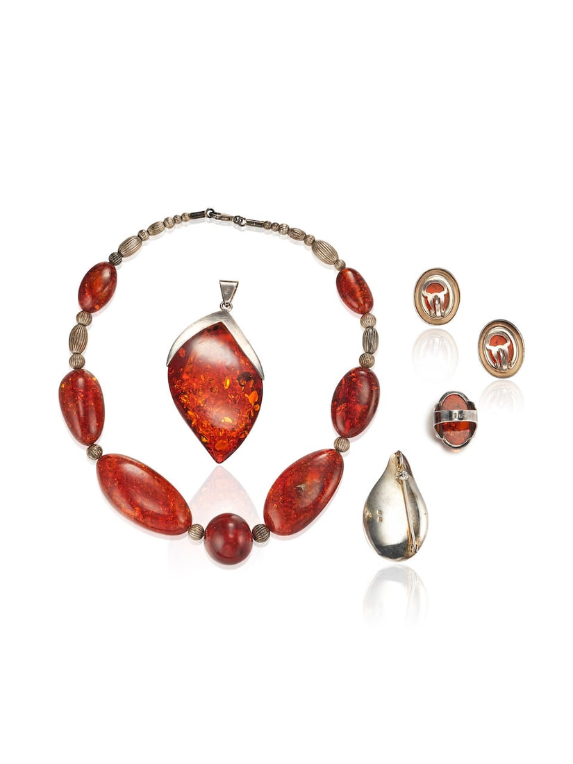 GROUP OF AMBER AND STERLING SILVER JEWELLERY (5) - 3