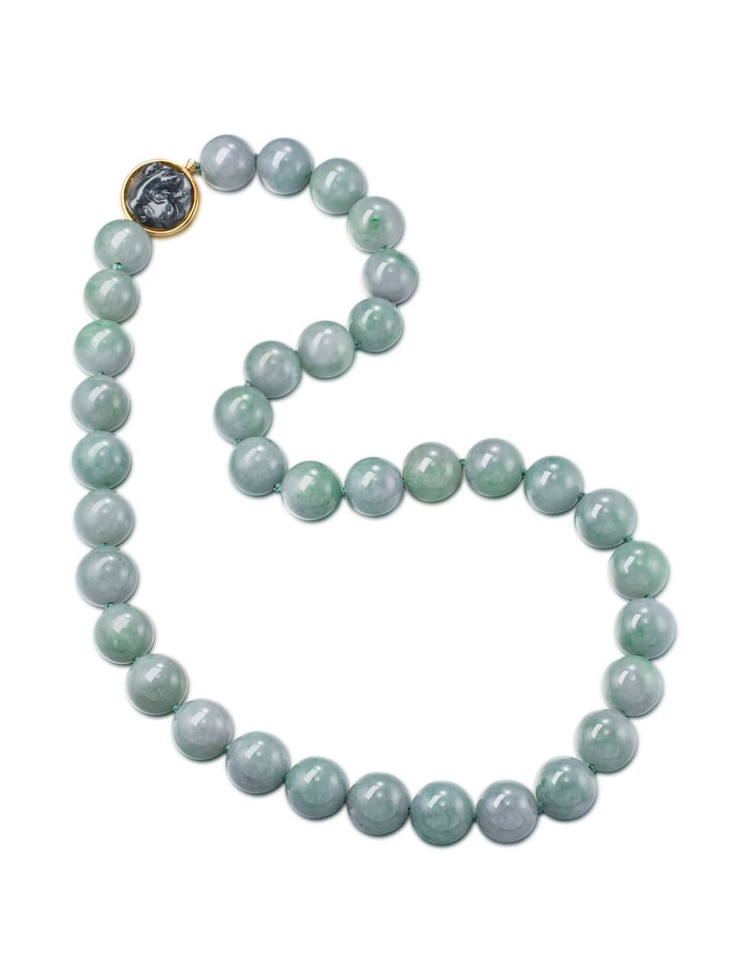 JADEITE BEAD AND BLACK JADEITE 'BAT' NECKLACE: JADEITE BEAD AND BLACK JADEITE 'BAT' NECKLACE 天然翡翠項鍊 Certificate: HKJSL, selected jadeite, natural, type A (SJ 140503, 11 October