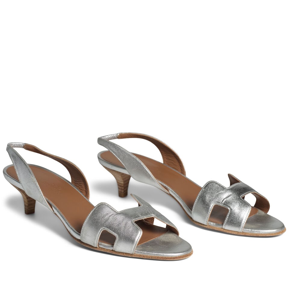 HERMÈS: SILVER OTTOMANE SLINGBACK HEELS: HERMÈS: SILVER OTTOMANE SLINGBACK HEELS • Leather Soles • Elastic Slingback • Marked Size 39 1/2 For further information on this lot please visit Bonhams.com For further informa