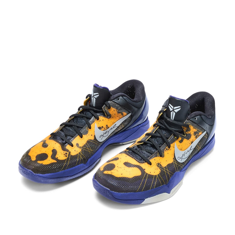 Kobe Bryant Nike Zoom Kobe VII signed game-worn sneakers: Kobe Bryant Nike Zoom Kobe VII signed game-worn sneakers Game-worn sneakers from the NBA playoffs 2012 Each Nike Zoom Kobe VII shoe signed, the left to the swoosh on the outside, the right to the