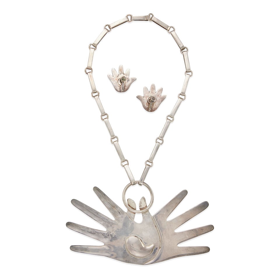 WILLIAM SPRATLING: SILVER AND GREEN HARDSTONE 'HANDS' NECKLACE AND EARRING SET - 2