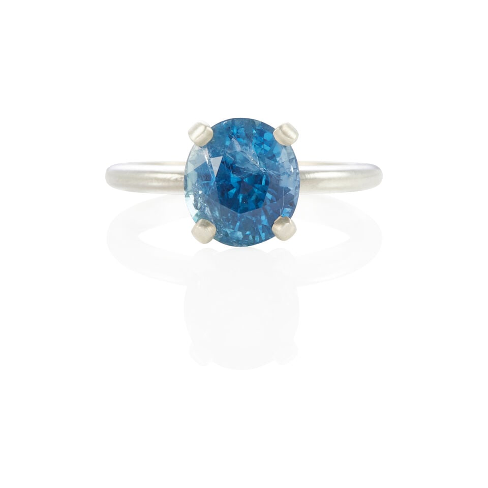 SILVER AND SAPPHIRE RING WITH AGL REPORT: SILVER AND SAPPHIRE RING WITH AGL REPORT • 1 oval mixed cut sapphire weighing 4.70 carats • Accompanied by AGL prestige gemstone report no. 1151154 dated October 16, 2025, stating the