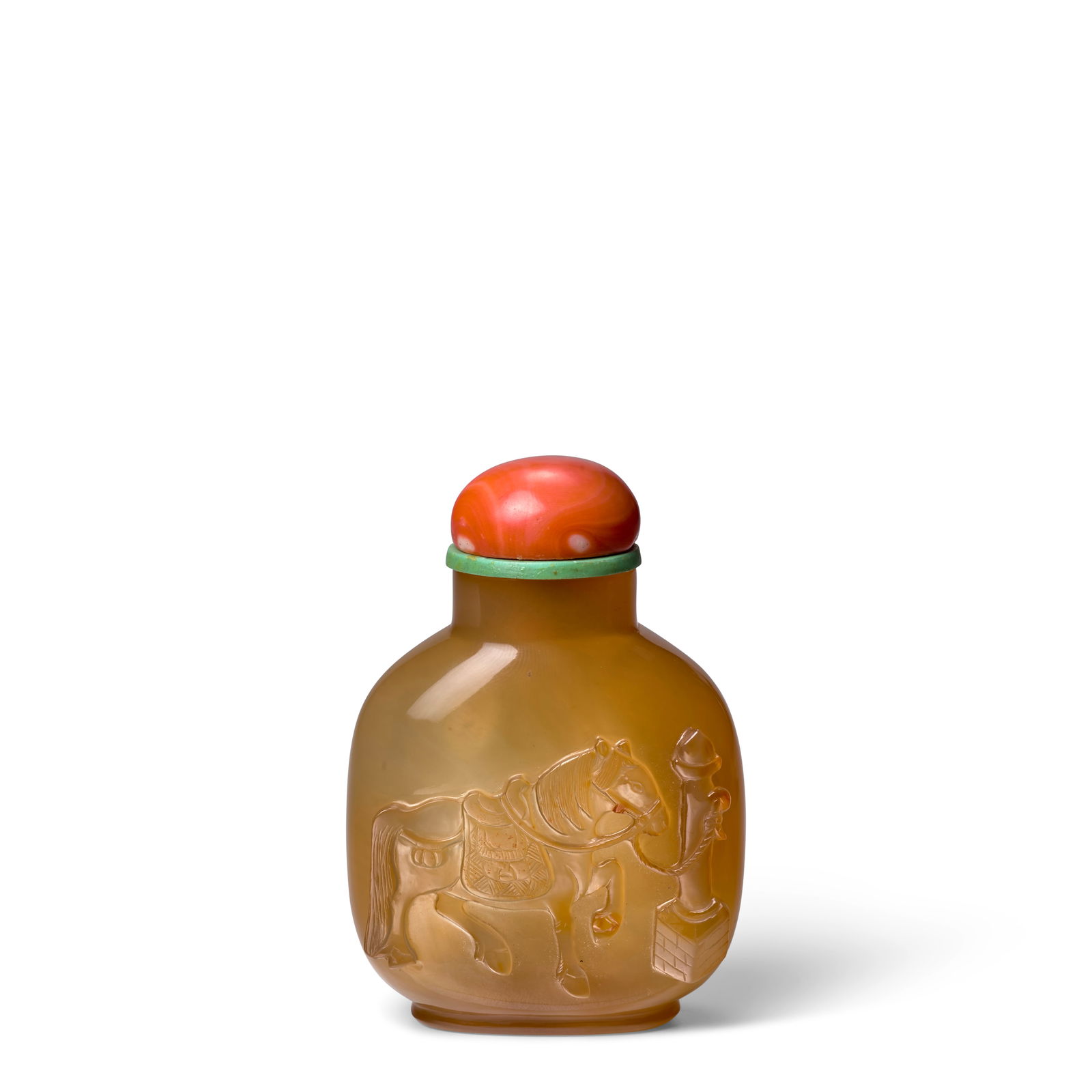 A CHALCEDONY AGATE 'TETHERED HORSE' SNUFF BOTTLE 1750-1850, Official School (1 of 1)