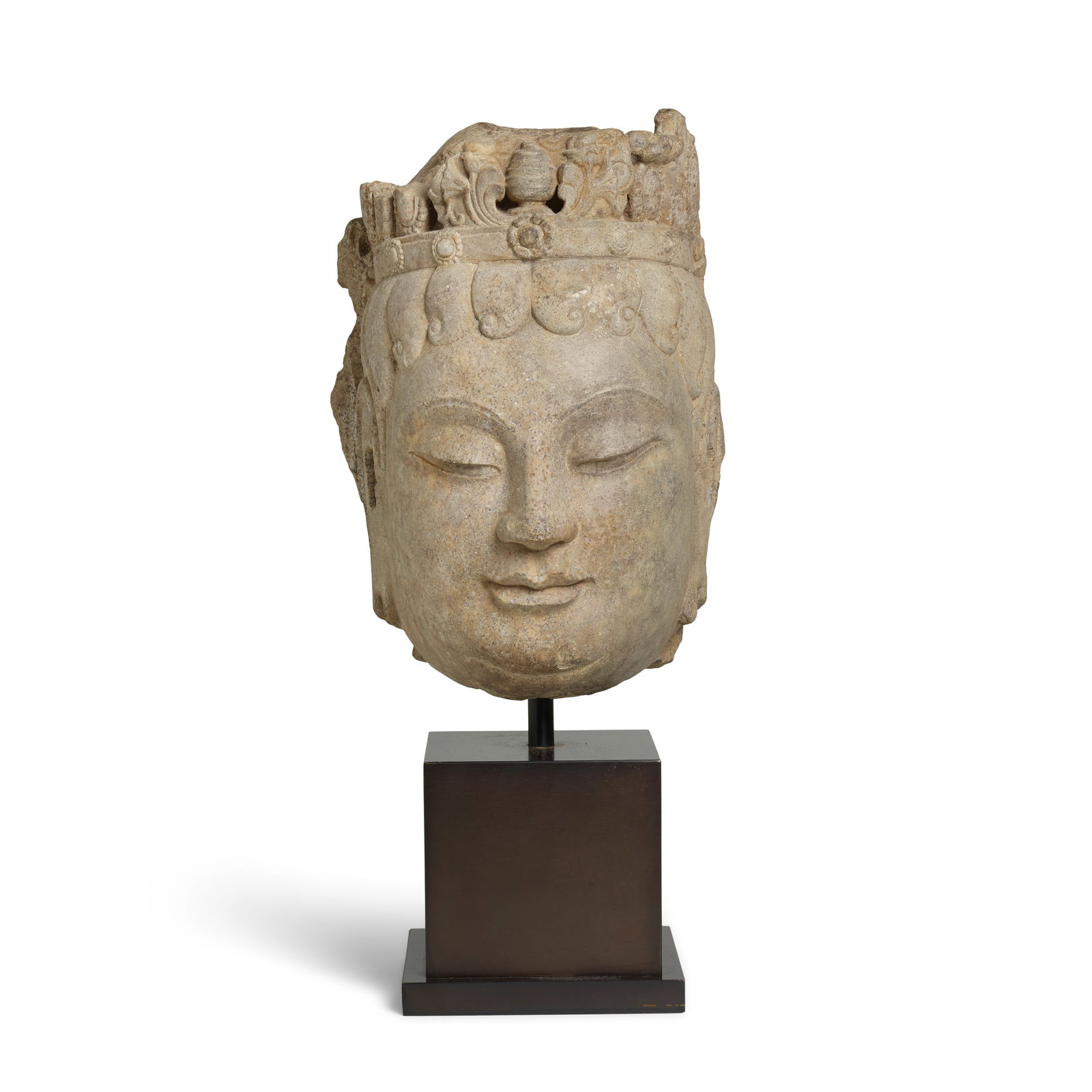 A LIMESTONE HEAD OF THE BODHISATTVA DASHIZHI, MAHĀSTHĀMAPRĀPTA Sui Dynasty (stand): A LIMESTONE HEAD OF THE BODHISATTVA DASHIZHI, MAHĀSTHĀMAPRĀPTA Sui Dynasty Well-carved in the round with refined features in a serene benevolent expression, the hair dressed in a row of