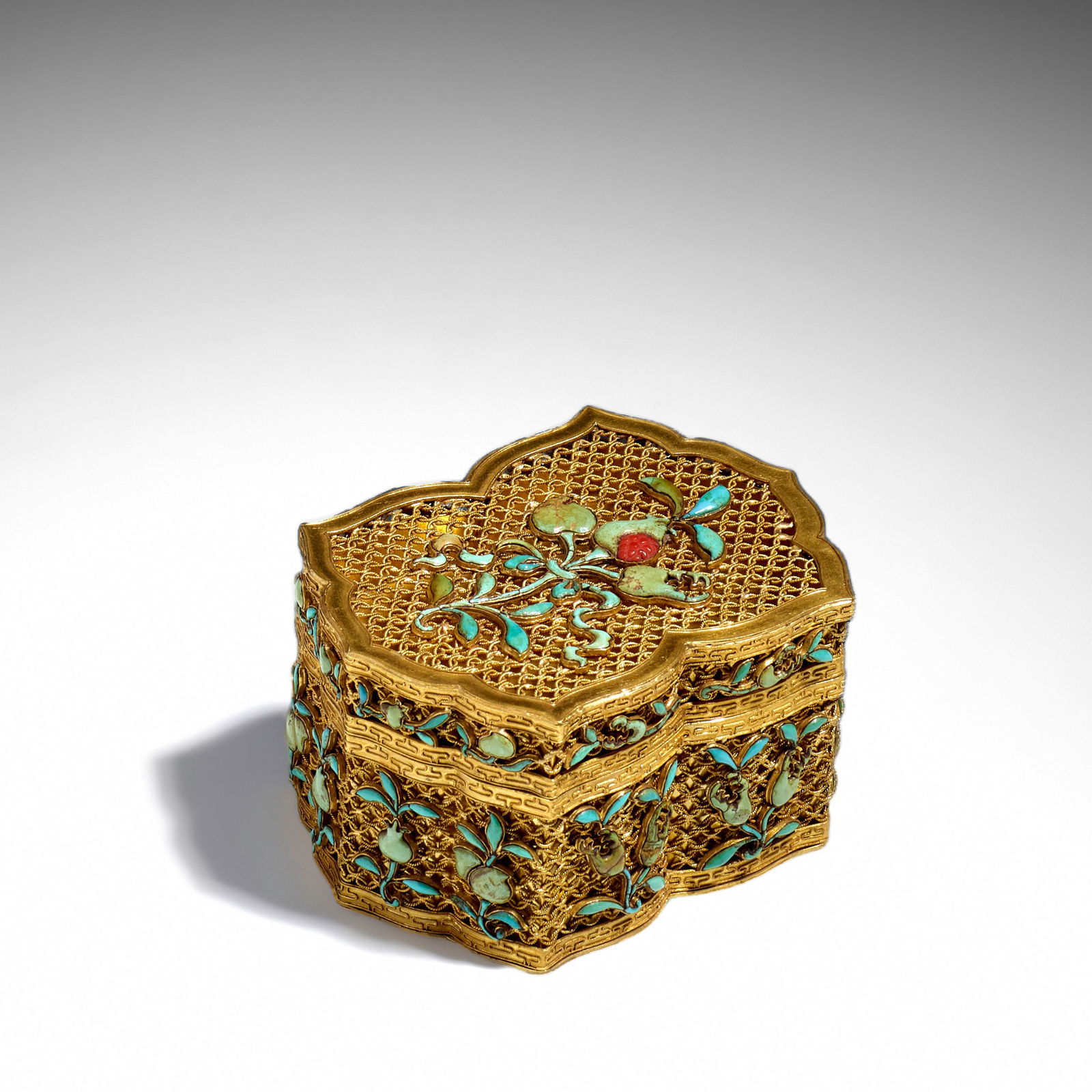 A RARE AND IMPORTANT IMPERIAL TURQUOISE-APPLIED 'SANDUO' GOLD FILIGREE BOX, COVER AND LINER Eng...: A RARE AND IMPORTANT IMPERIAL TURQUOISE-APPLIED 'SANDUO' GOLD FILIGREE BOX, COVER AND LINER Engraved Yongzheng four-character mark to the base and of the period Of ogival, rectangular shape, comprisin