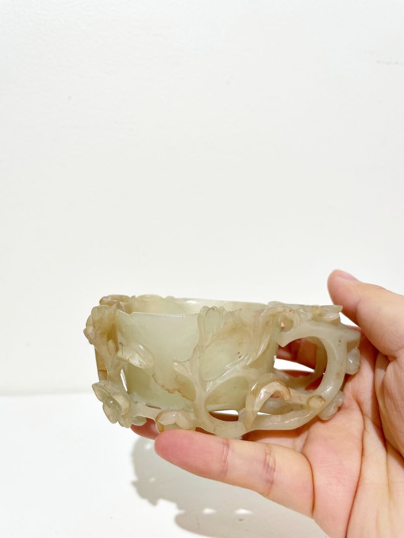 A PALE CELADON JADE 'CHI-DRAGON AND MAGNOLIA' CUP 18th/19th century - 2