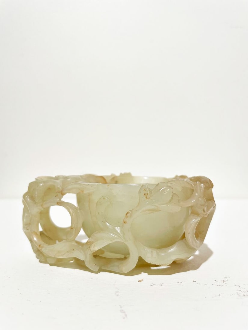 A PALE CELADON JADE 'CHI-DRAGON AND MAGNOLIA' CUP 18th/19th century - 6