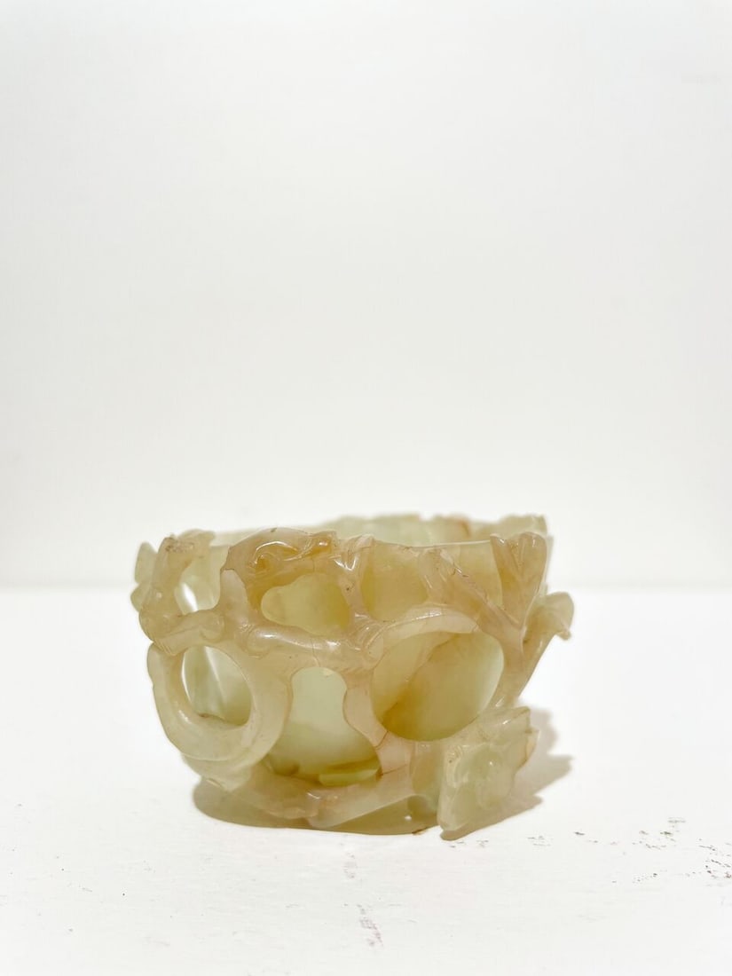A PALE CELADON JADE 'CHI-DRAGON AND MAGNOLIA' CUP 18th/19th century - 7