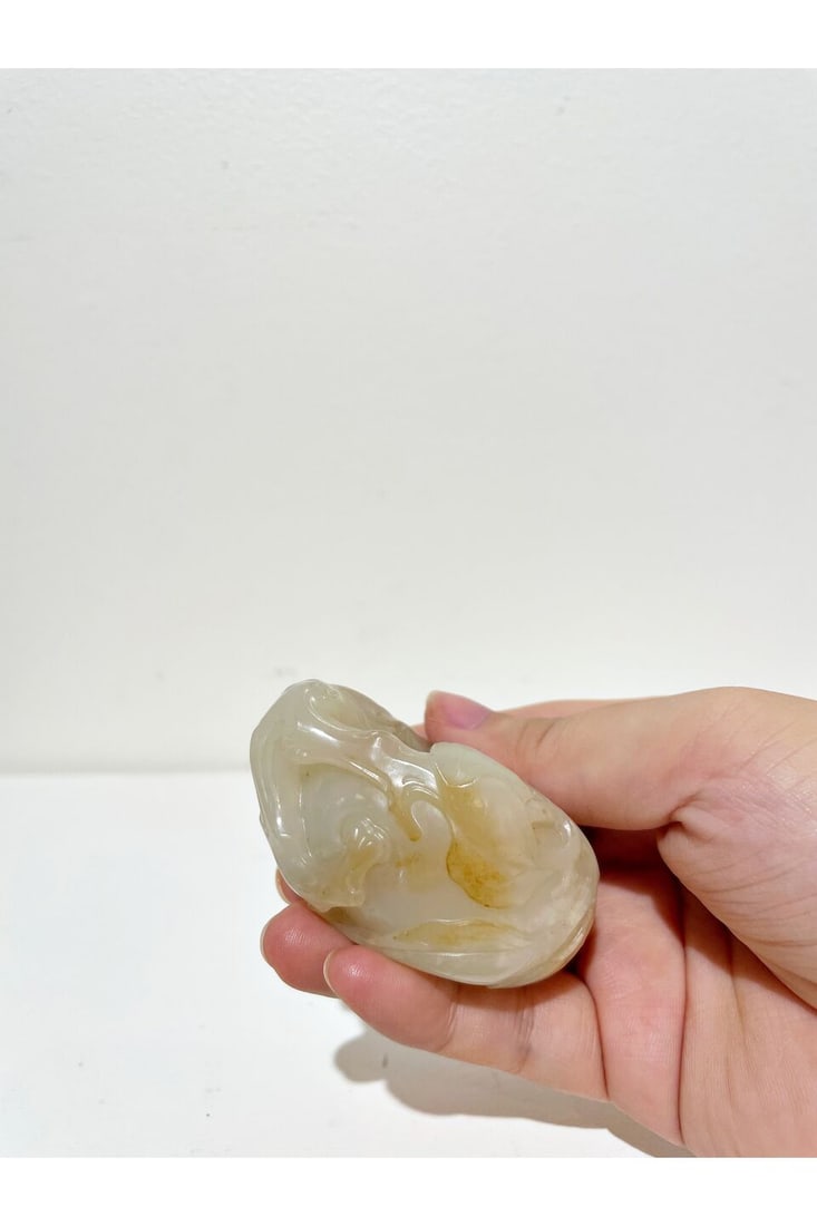 A WHITE JADE CARVING OF A CHILD PERCHED OVER A POMEGRANATE 18th/19th century - 3