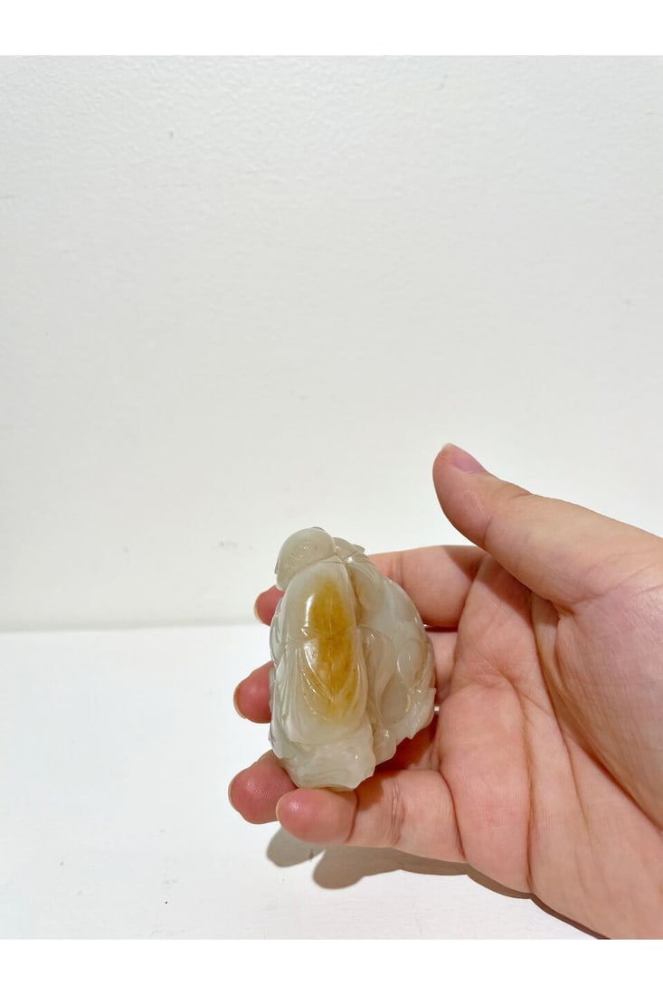 A WHITE JADE CARVING OF A CHILD PERCHED OVER A POMEGRANATE 18th/19th century - 4