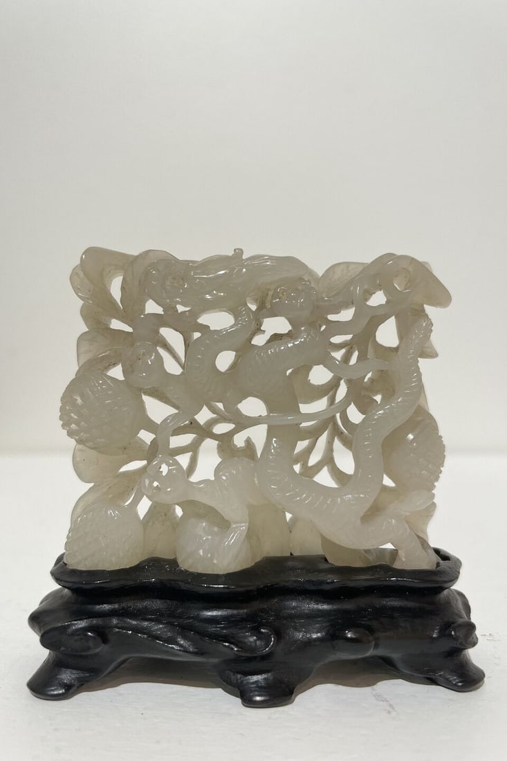 A RETICULATED WHITE JADE 'DRAGON' PLAQUE Ming dynasty - 3
