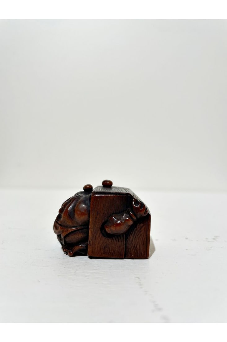 A WOOD NETSUKE OF DEMON WITH HIS HEAD IN A BOX Signed Tadayoshi [正美], Edo period - 10