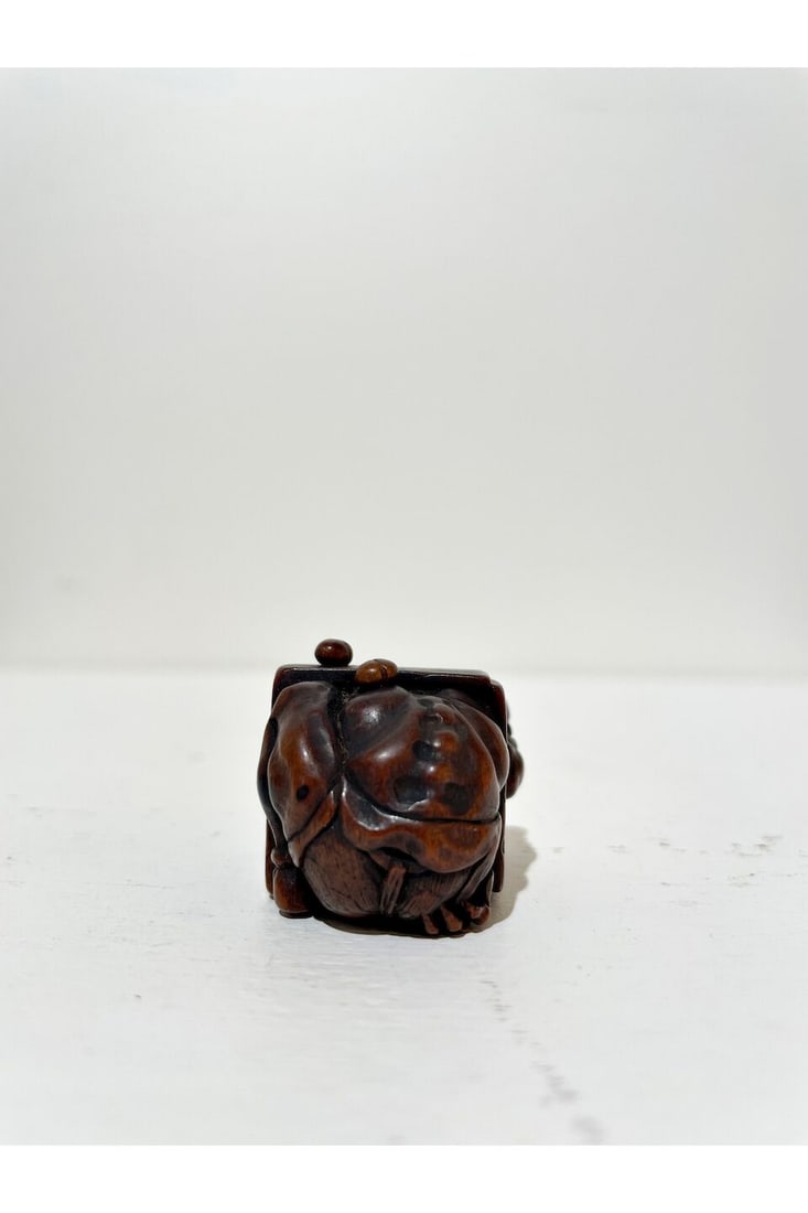 A WOOD NETSUKE OF DEMON WITH HIS HEAD IN A BOX Signed Tadayoshi [正美], Edo period - 11