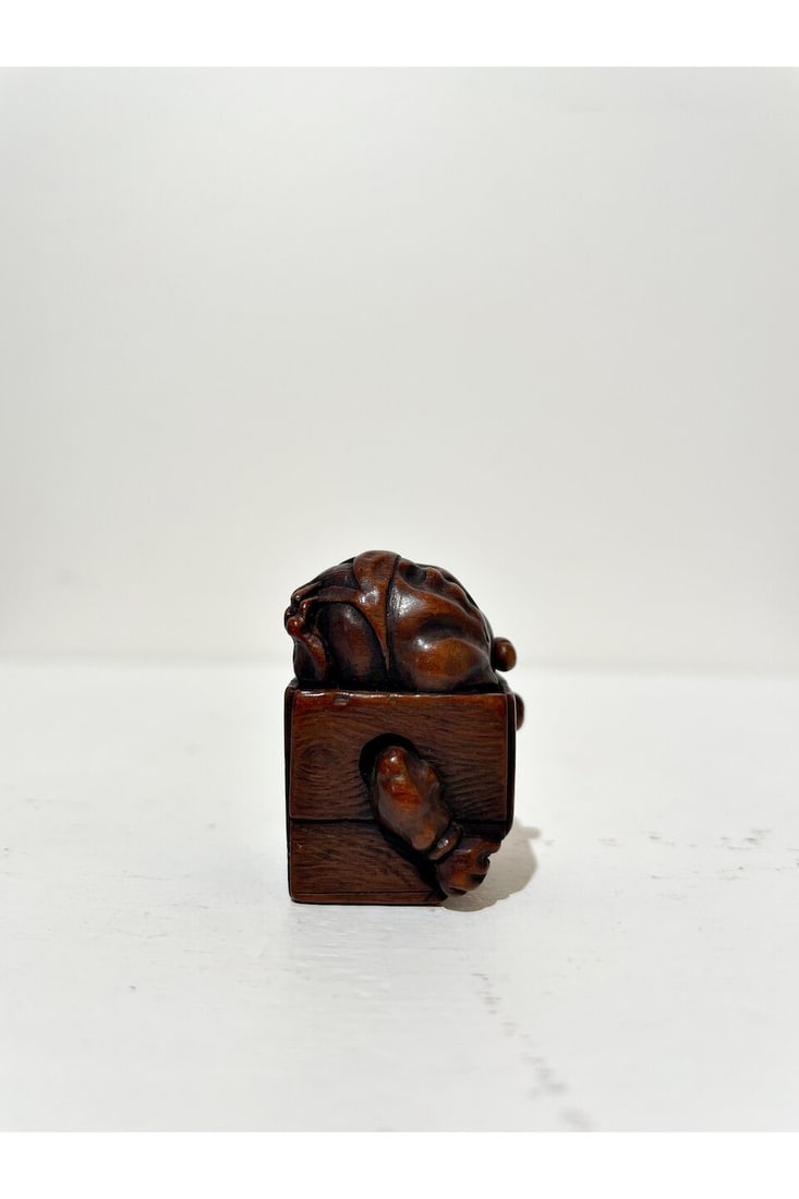 A WOOD NETSUKE OF DEMON WITH HIS HEAD IN A BOX Signed Tadayoshi [正美], Edo period - 6