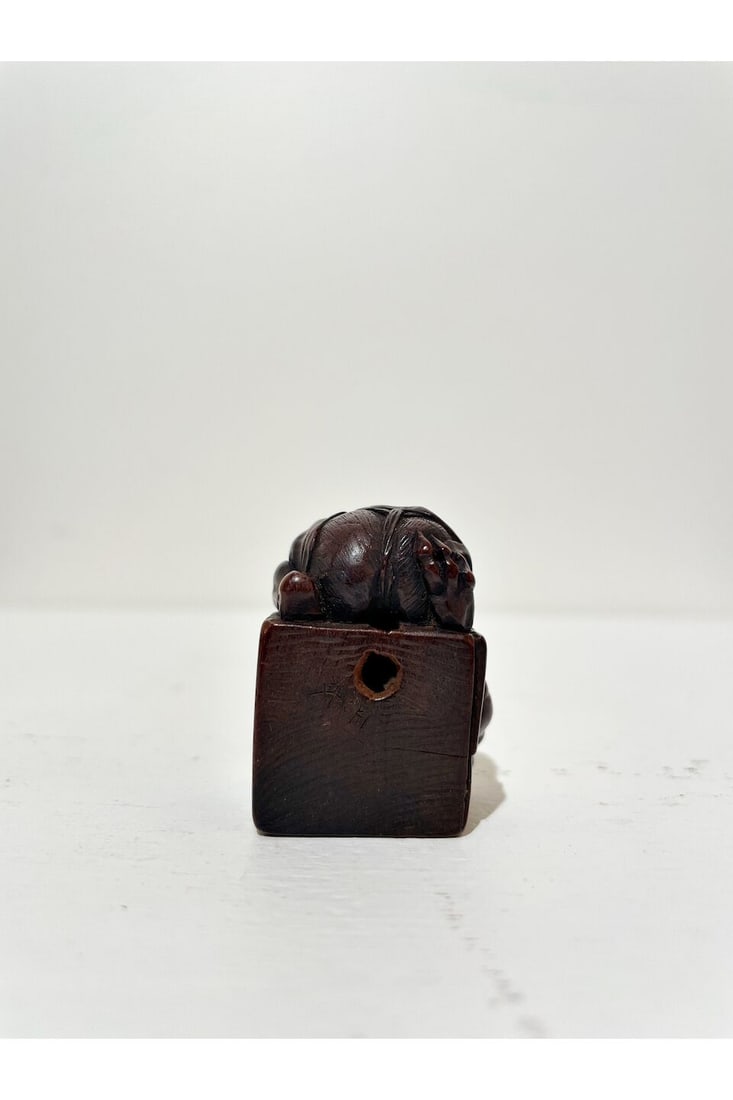 A WOOD NETSUKE OF DEMON WITH HIS HEAD IN A BOX Signed Tadayoshi [正美], Edo period - 7