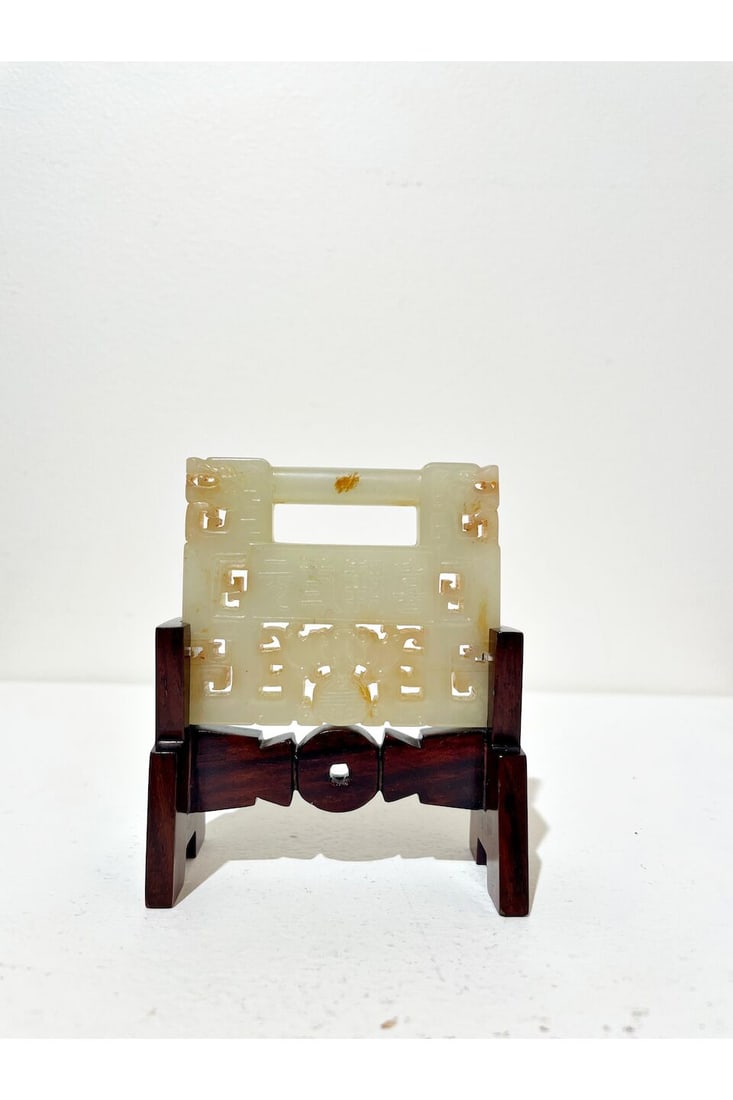 A CELADON JADE 'BAT AND COIN' LONGEVITY LOCK Late Qing to Republic period - 3