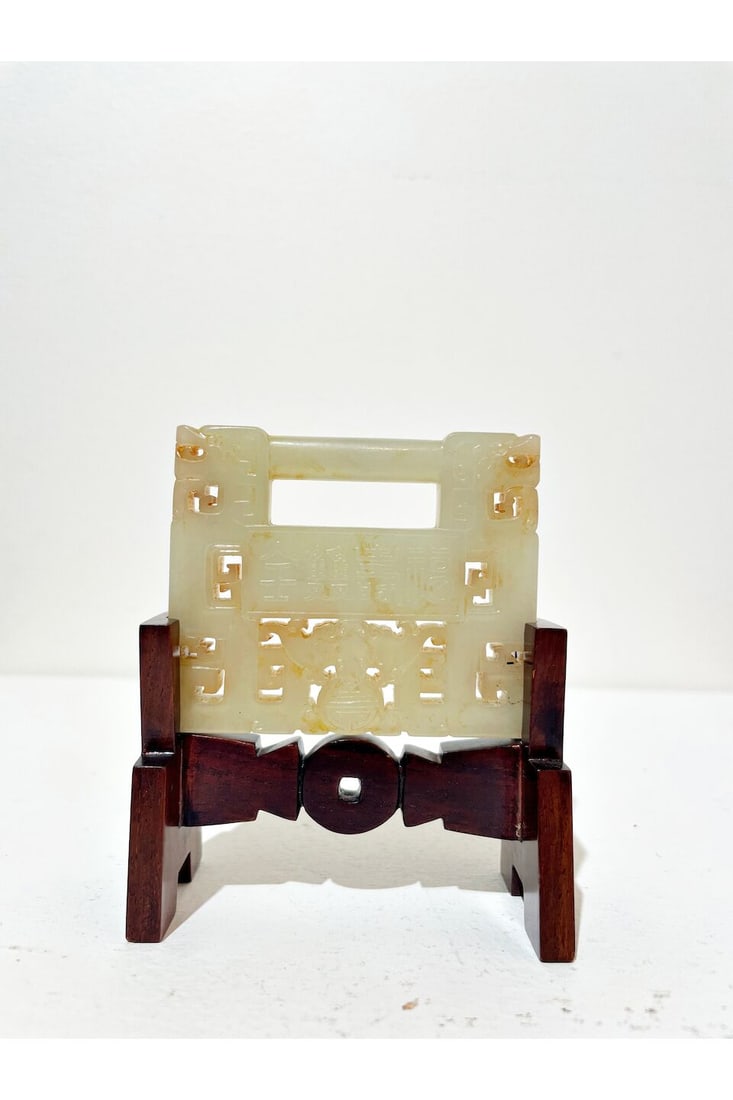 A CELADON JADE 'BAT AND COIN' LONGEVITY LOCK Late Qing to Republic period - 4