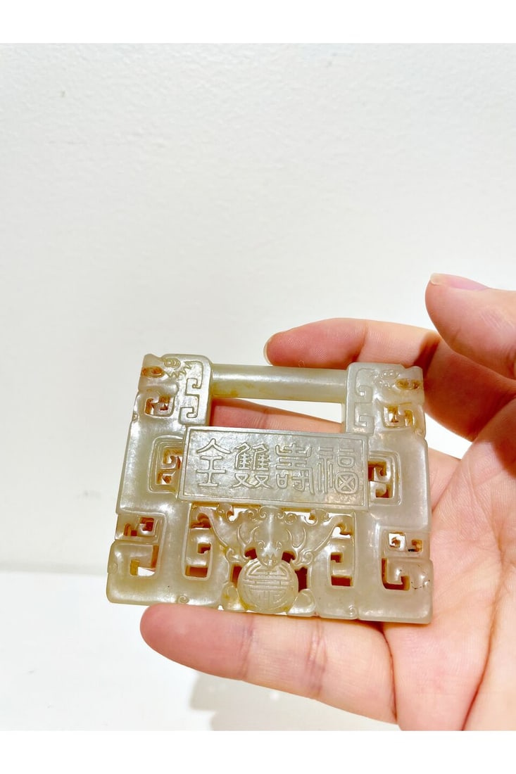 A CELADON JADE 'BAT AND COIN' LONGEVITY LOCK Late Qing to Republic period - 7