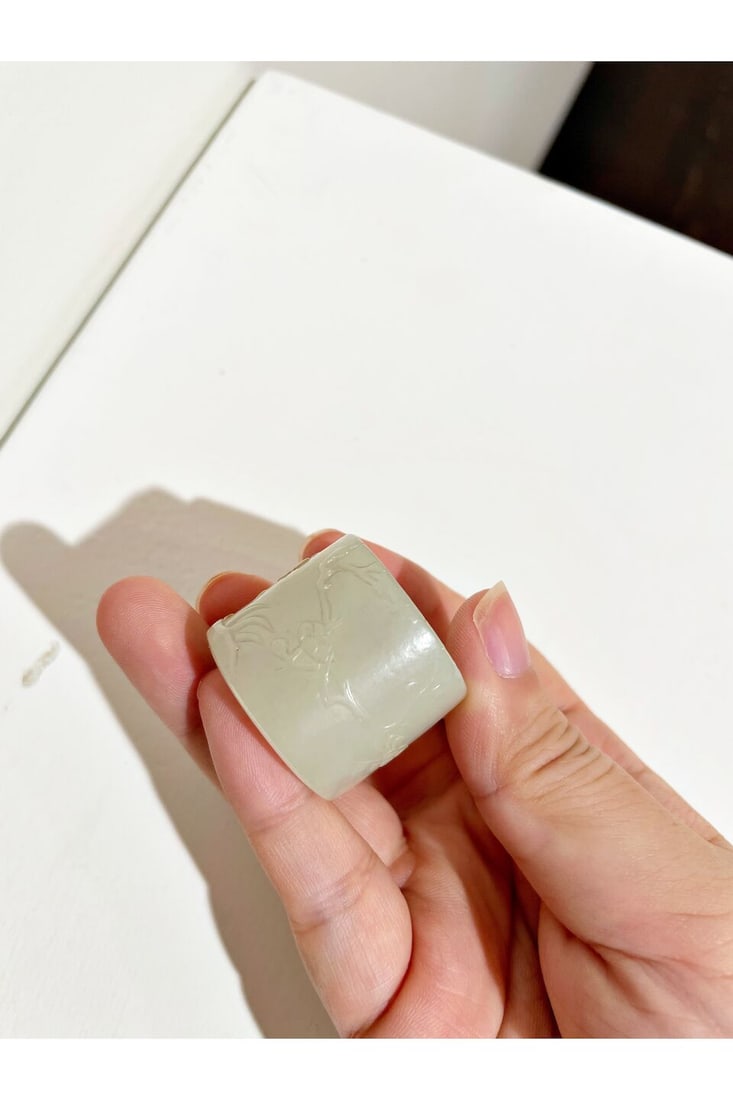 A WHITE JADE 'THREE GENTLEMEN OF THE WINTER' ARCHERS RING 19th/20th century - 4