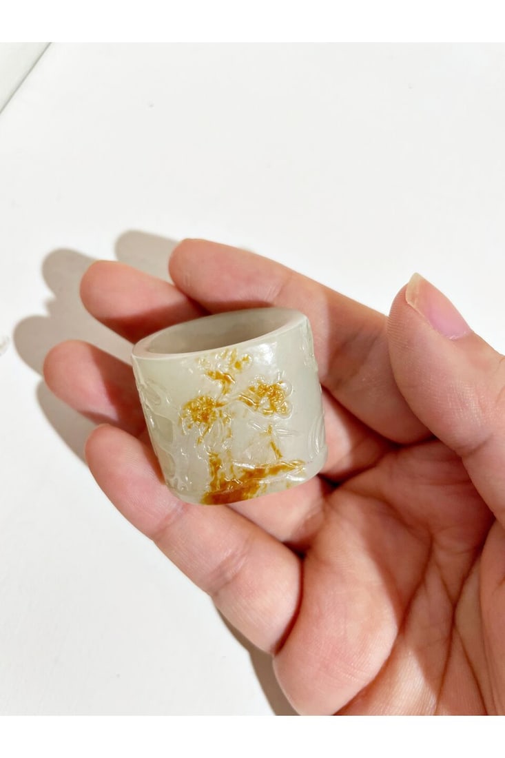 A WHITE JADE 'THREE GENTLEMEN OF THE WINTER' ARCHERS RING 19th/20th century - 7